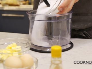 7、太妃糖酱无花果蛋糕,糖倒入食物料理机