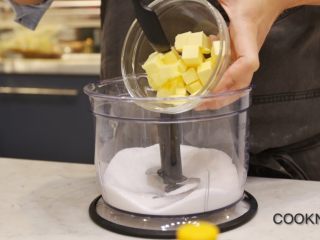 8、太妃糖酱无花果蛋糕,倒入黄油