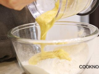 12、太妃糖酱无花果蛋糕,面粉与蛋黄糊混合