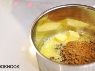 19、太妃糖酱无花果蛋糕,中火倒入红糖, 黄油, 搅拌均匀.