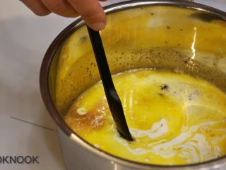 21、太妃糖酱无花果蛋糕,打蛋器迅速打匀糖浆