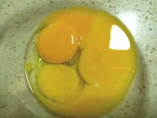 6、蒸酸奶蛋糕,首选取两个干净的盆，将蛋清蛋黄分离