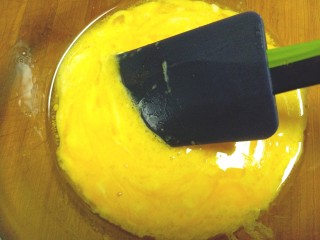 7、蒸酸奶蛋糕,蛋黄中加入酸奶，玉米油，搅拌均匀