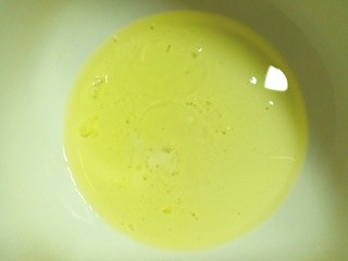 10、蒸酸奶蛋糕,蛋清中加入几滴柠檬醋，用电动打蛋器，打出粗泡，加入第一次白糖，分三次加入白糖