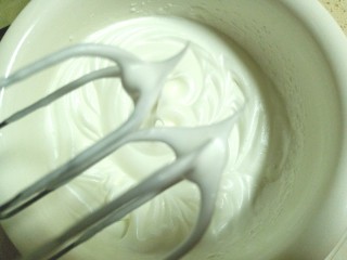 11、蒸酸奶蛋糕,蛋白打至提起打蛋器有尖峰不倒即可