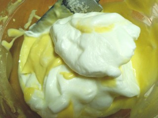 12、蒸酸奶蛋糕,取一半蛋白入蛋黄糊中翻拌均匀，在加入另一半蛋白继续翻拌