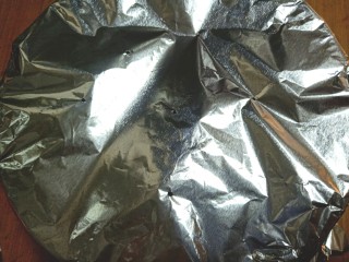 15、蒸酸奶蛋糕,盖上锡纸，扎气孔