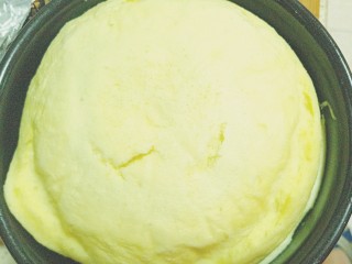 17、蒸酸奶蛋糕,起锅，取出蛋糕，放凉