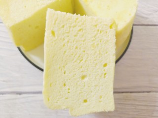 19、蒸酸奶蛋糕,暄软细腻，吃到嘴里绵绵微甜。