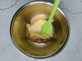 2、卡通凤梨酥,软化黄油+糖拌匀