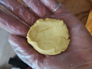 7、卡通凤梨酥,揉出两片各11克的球压扁