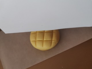 9、卡通凤梨酥,用刮片压出纹路