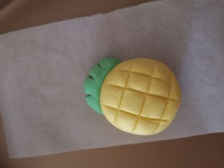 10、卡通凤梨酥,用2克左右绿色做出头部