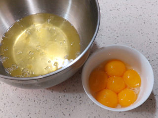 1、低调的奢华~【巧克力奶油生日蛋糕】,首先制做两个6寸戚风蛋糕。鸡蛋分离蛋白、蛋黄