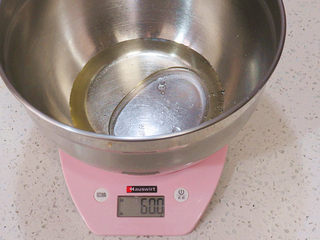 2、低调的奢华~【巧克力奶油生日蛋糕】,将水和色拉油称重倒入盆中