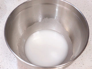 3、低调的奢华~【巧克力奶油生日蛋糕】,用手动打蛋器打至乳化