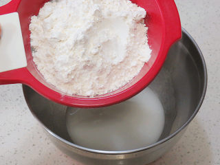 4、低调的奢华~【巧克力奶油生日蛋糕】,筛入面粉