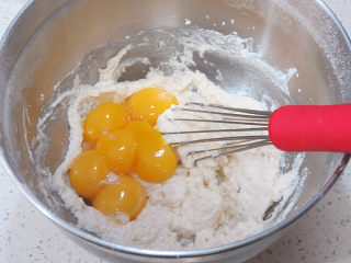 6、低调的奢华~【巧克力奶油生日蛋糕】,加入蛋黄