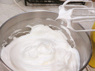 8、低调的奢华~【巧克力奶油生日蛋糕】,打发蛋清。分三次加糖打至干性；(打蛋器提起蛋白尖是挺直的)