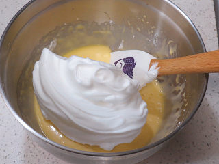 9、低调的奢华~【巧克力奶油生日蛋糕】,取1/3量的打发蛋白霜与蛋黄糊轻拌均匀