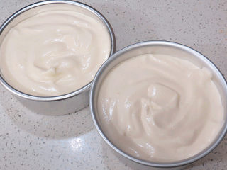 11、低调的奢华~【巧克力奶油生日蛋糕】,拌好的蛋糕糊分别轻倒进两个6寸模具里，放在台面上轻磕几下去掉内部的大气泡