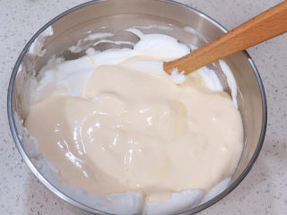 10、低调的奢华~【巧克力奶油生日蛋糕】,再回倒进蛋白盆，翻拌均匀