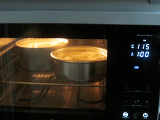 12、低调的奢华~【巧克力奶油生日蛋糕】,烤箱提前预热。放入中下层，温度上下115度，烤60分钟；时间到后，调整为温度上下120度，烤20分钟。如感觉上色不理想的话，继续调整温度上下180度，烤2分钟