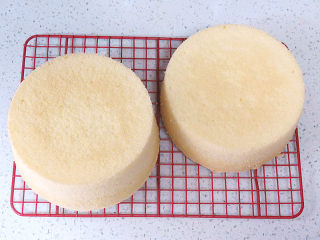 13、低调的奢华~【巧克力奶油生日蛋糕】,烤好的蛋糕要立即从烤箱取出，快速摔一下，倒扣晾凉；脱模待用