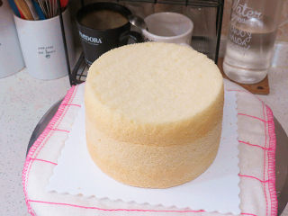 14、低调的奢华~【巧克力奶油生日蛋糕】,取一个蛋糕放裱花台上，另一个蛋糕切割出需要的高度放上(我家先生不爱夹馅)