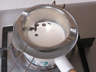 15、低调的奢华~【巧克力奶油生日蛋糕】,在30克巧克力中倒入50克淡奶油，隔热水融化