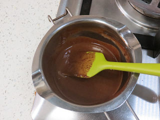 16、低调的奢华~【巧克力奶油生日蛋糕】,融化后放凉待用