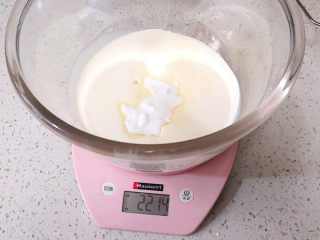 17、低调的奢华~【巧克力奶油生日蛋糕】,剩下200克淡奶油加入20克细砂糖，多一点点没关系