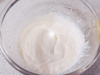 18、低调的奢华~【巧克力奶油生日蛋糕】,将淡奶油打发至稍有纹路，可流动状态