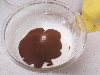 19、低调的奢华~【巧克力奶油生日蛋糕】,把巧克力奶油倒入