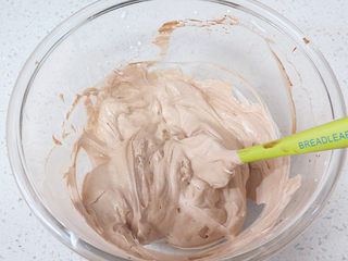 20、低调的奢华~【巧克力奶油生日蛋糕】,打发至可裱花状态 (注意，很快几下就打好了，不要打过了)