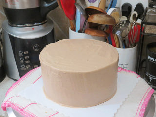 21、低调的奢华~【巧克力奶油生日蛋糕】,蛋糕抹面，抹的不平也没事