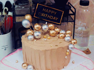 24、低调的奢华~【巧克力奶油生日蛋糕】,放上生日牌和金银小装饰球，再放几个金银糖球