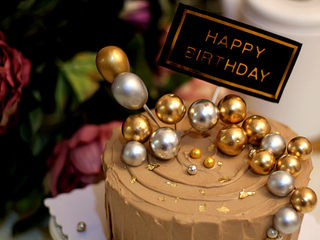 25、低调的奢华~【巧克力奶油生日蛋糕】,最后撒点金箔点缀~~