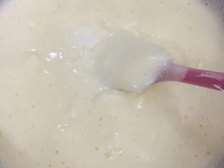 6、提拉米苏,吉利丁粉倒入40毫升的温水中，搅拌均匀使其溶解。把它在倒入上一步骤中的马斯卡彭中。