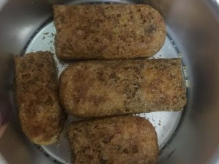 8、提拉米苏,用40毫升的热水把咖啡冲开，倒入朗姆酒混合均匀。取一片手指饼干，在咖啡酒里蘸一下，饼干表面刷一层，然后把手指饼干铺在模具底部。