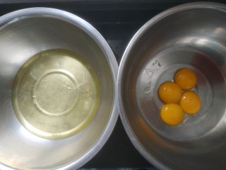 1、蛋糕卷,两个无水无油的盆，四个鸡蛋蛋白蛋黄分离