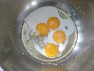 2、蛋糕卷,蛋黄里加入40克奶，10克糖，1克盐