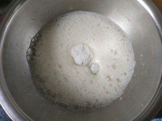 6、蛋糕卷,用打蛋器把蛋白打至大泡泡，放入20克糖