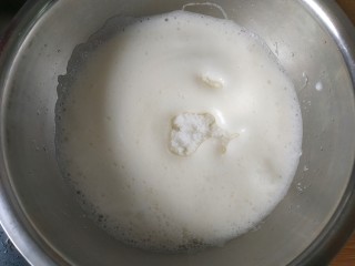 7、蛋糕卷,用打蛋器打出细腻的小泡泡，放入20克糖