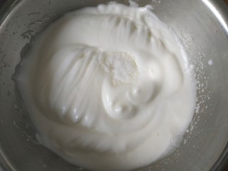 8、蛋糕卷,打发出明显的纹路，放入10克糖