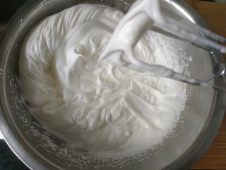 9、蛋糕卷,高速打发，提起打蛋器出现直立的尖角，蛋白就打发好了