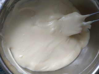 11、蛋糕卷,把蛋白和蛋黄完全混合搅拌均匀