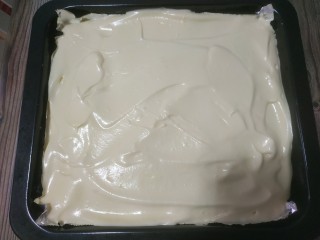 12、蛋糕卷,烤盘铺油纸或者锡纸，把蛋糕糊倒入烤盘，抹匀