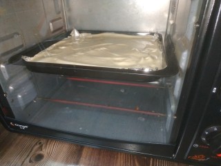 13、蛋糕卷,烤箱提前预热，放入中层，上下火155度，30分钟