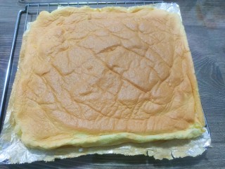 14、蛋糕卷,烤好的蛋糕撕去锡纸